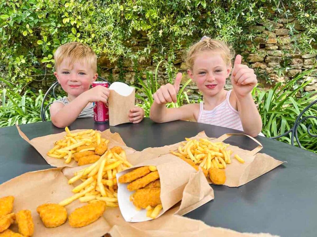 Children enjoy Castel Camping La Garangeoire takeaway